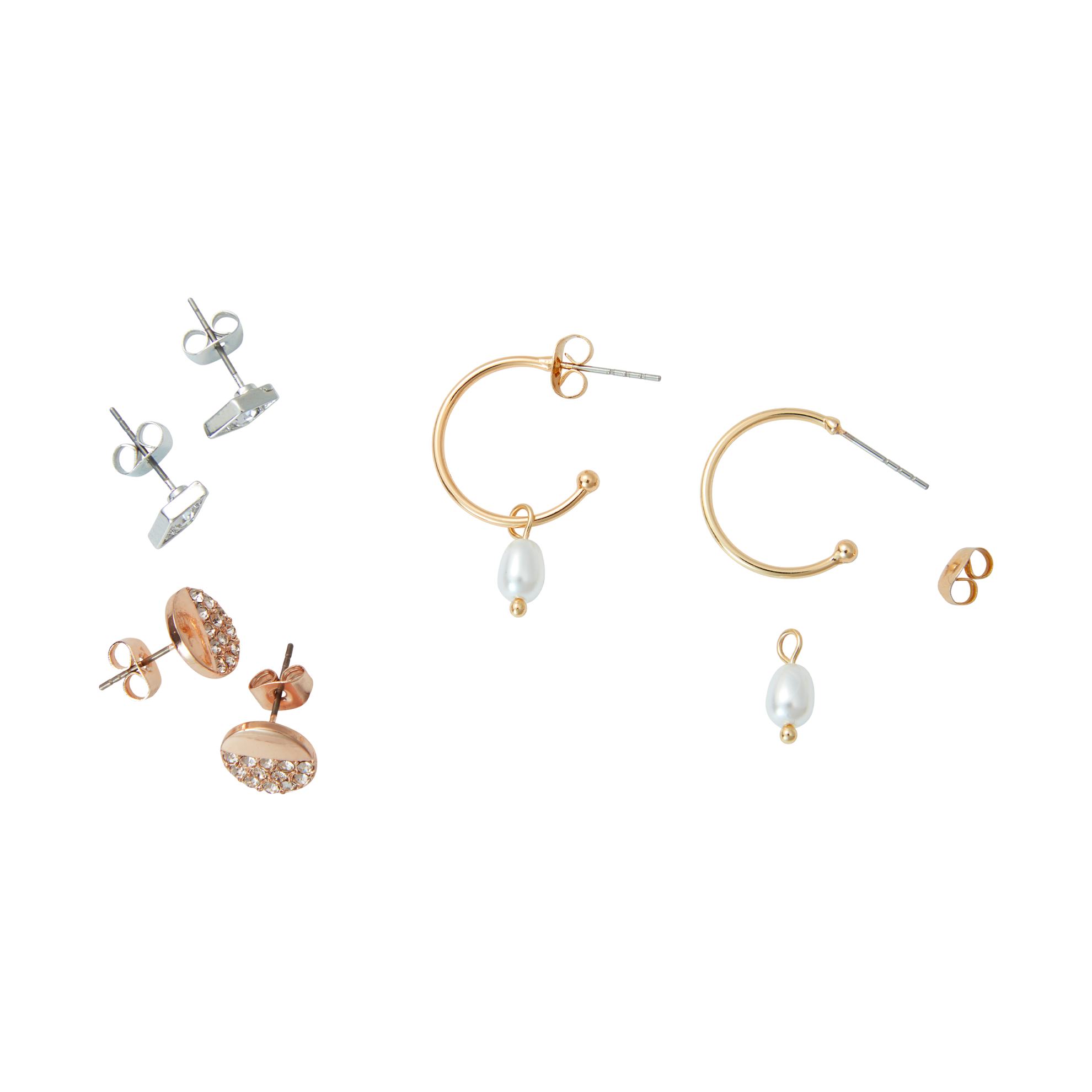 un grupo de pendientes con perlas