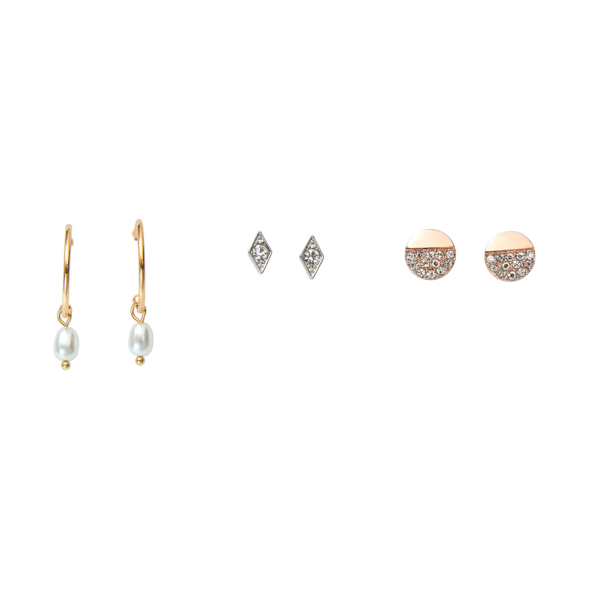 un grupo de pendientes con diamantes