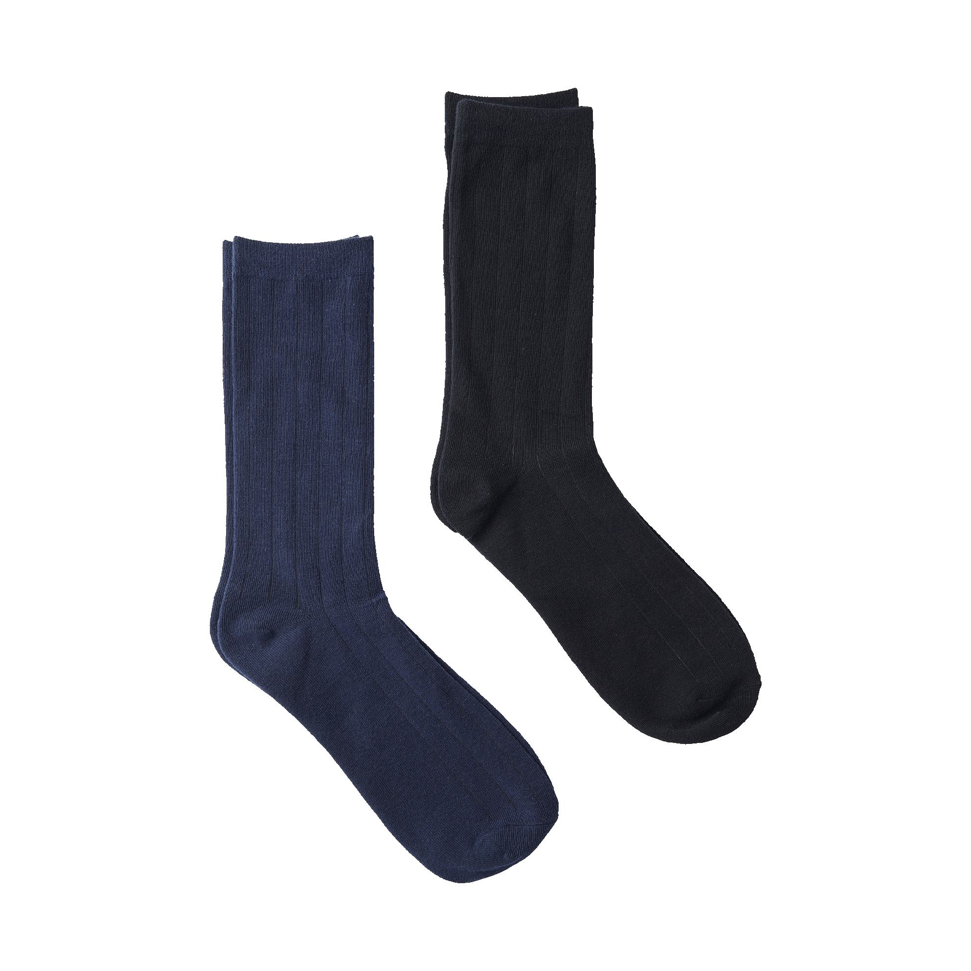 um par de meias sobre um fundo branco