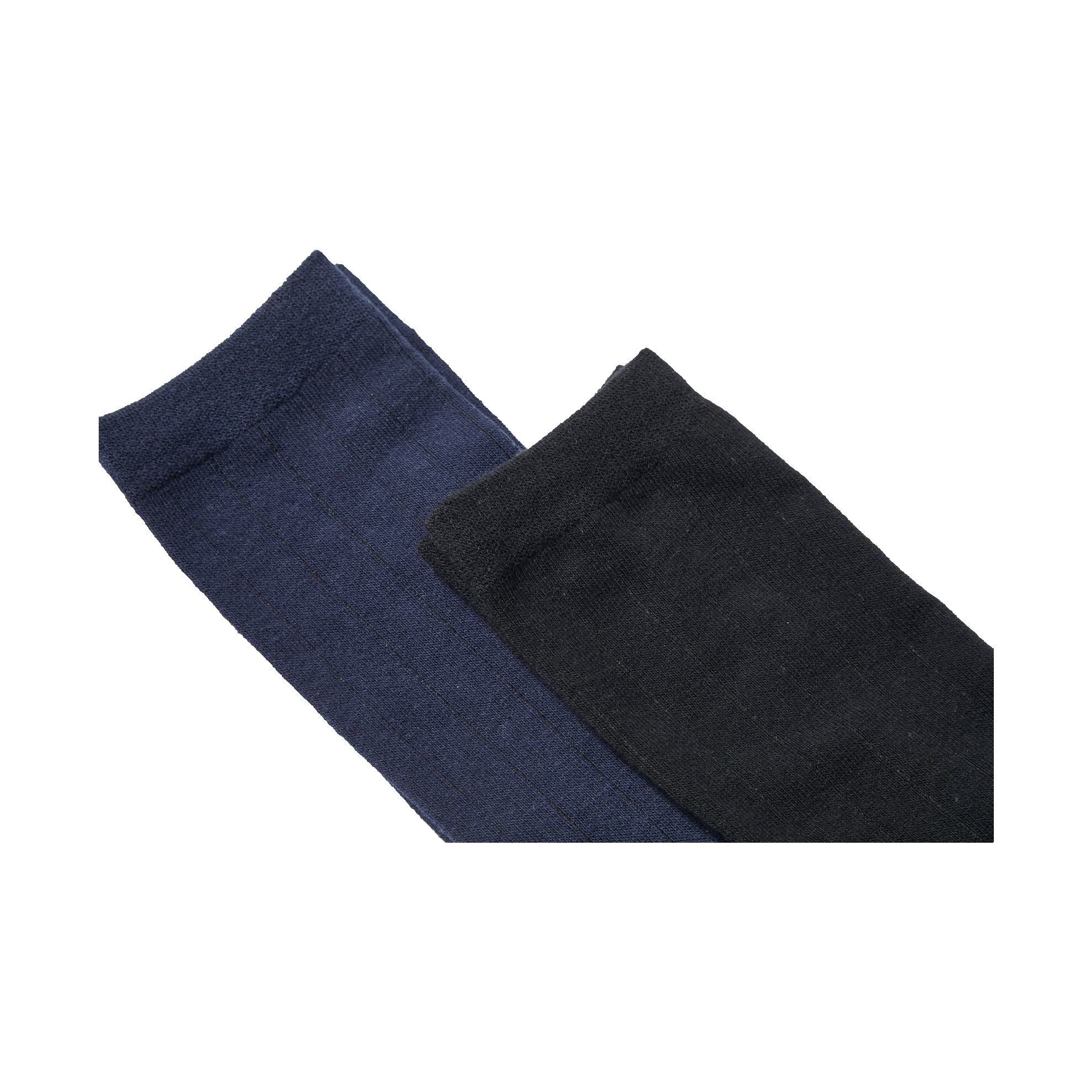 um par de meias sobre um fundo branco