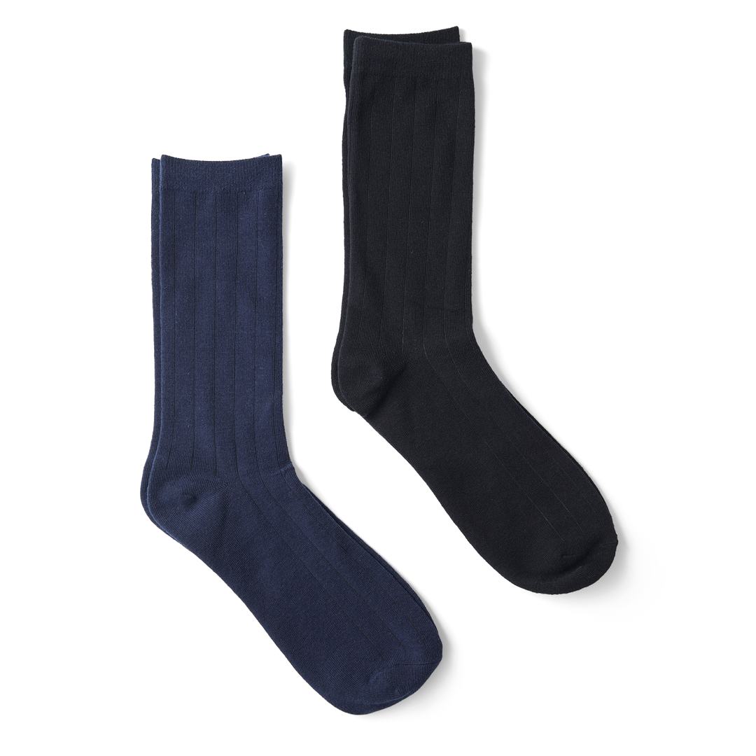 um par de meias pretas e azuis