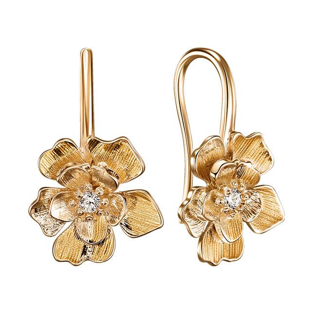 Un par de pendientes de oro con diamantes.