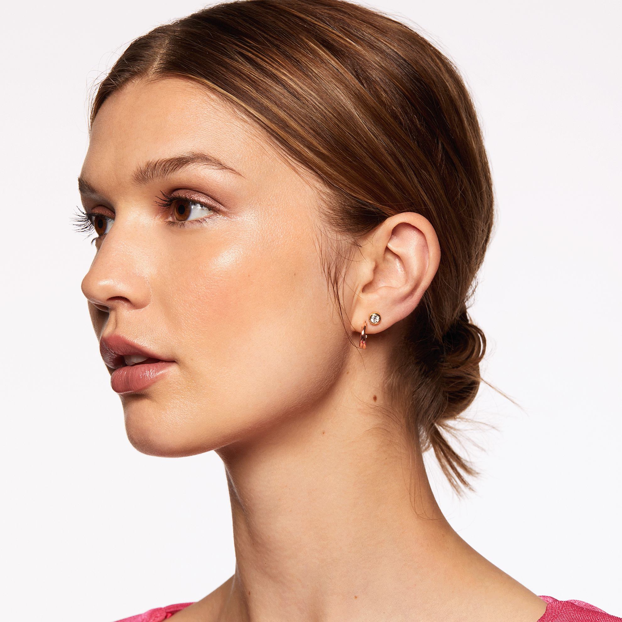 Una mujer con una camiseta rosa.