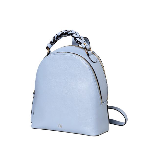 una mochila azul claro con una correa trenzada