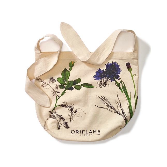 una bolsa con un diseño floral