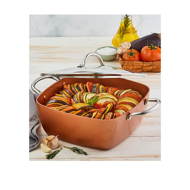 una olla con comida sobre una mesa