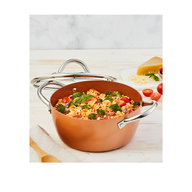 una olla de pasta con verduras
