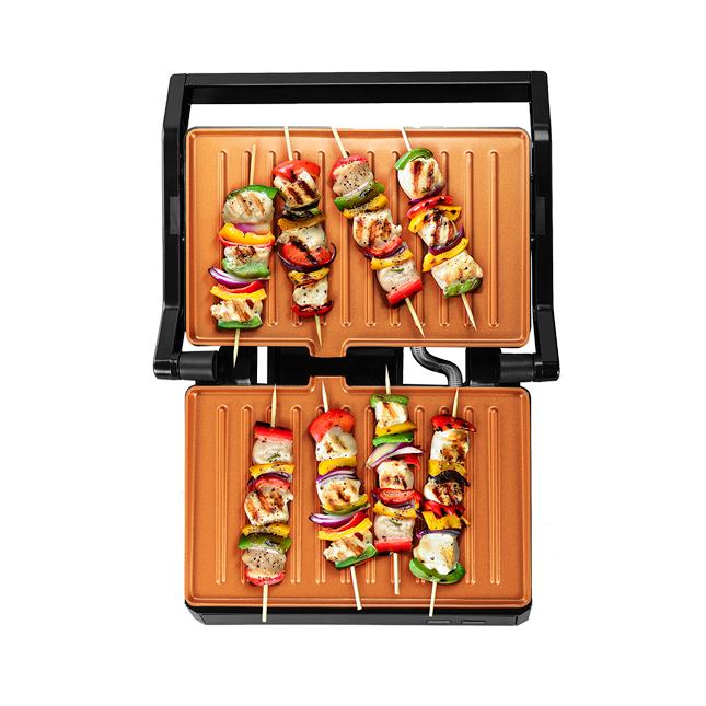 una parrilla con brochetas de carne y verduras