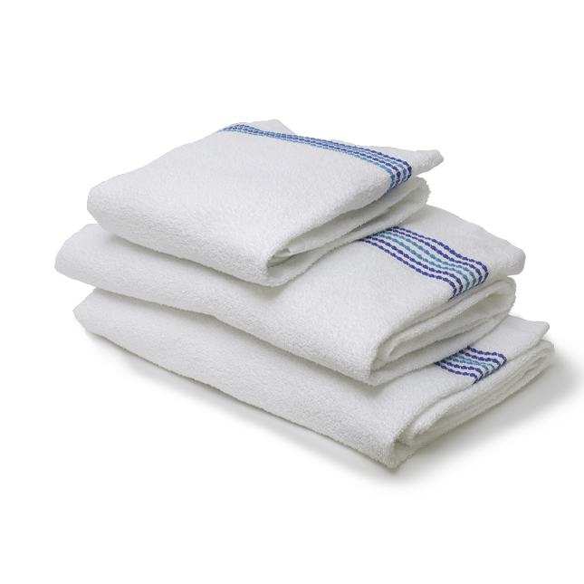 una pila de toallas blancas
