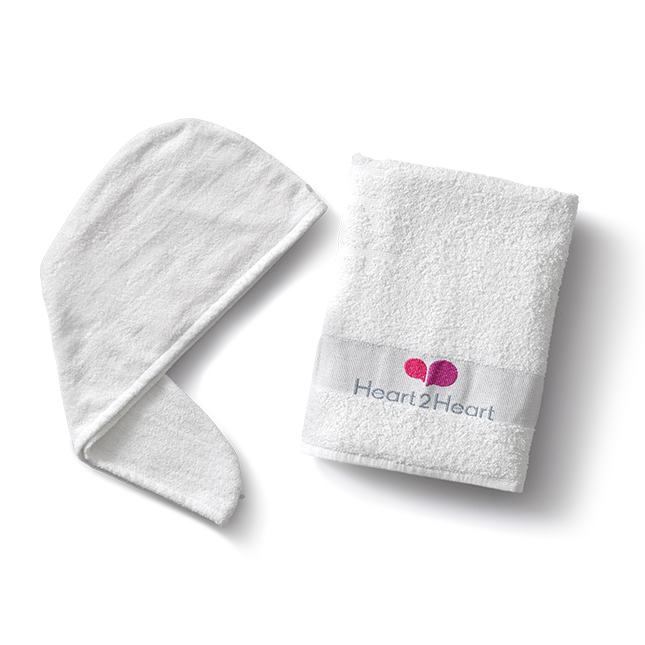 una toalla blanca y una toalla sobre un fondo blanco