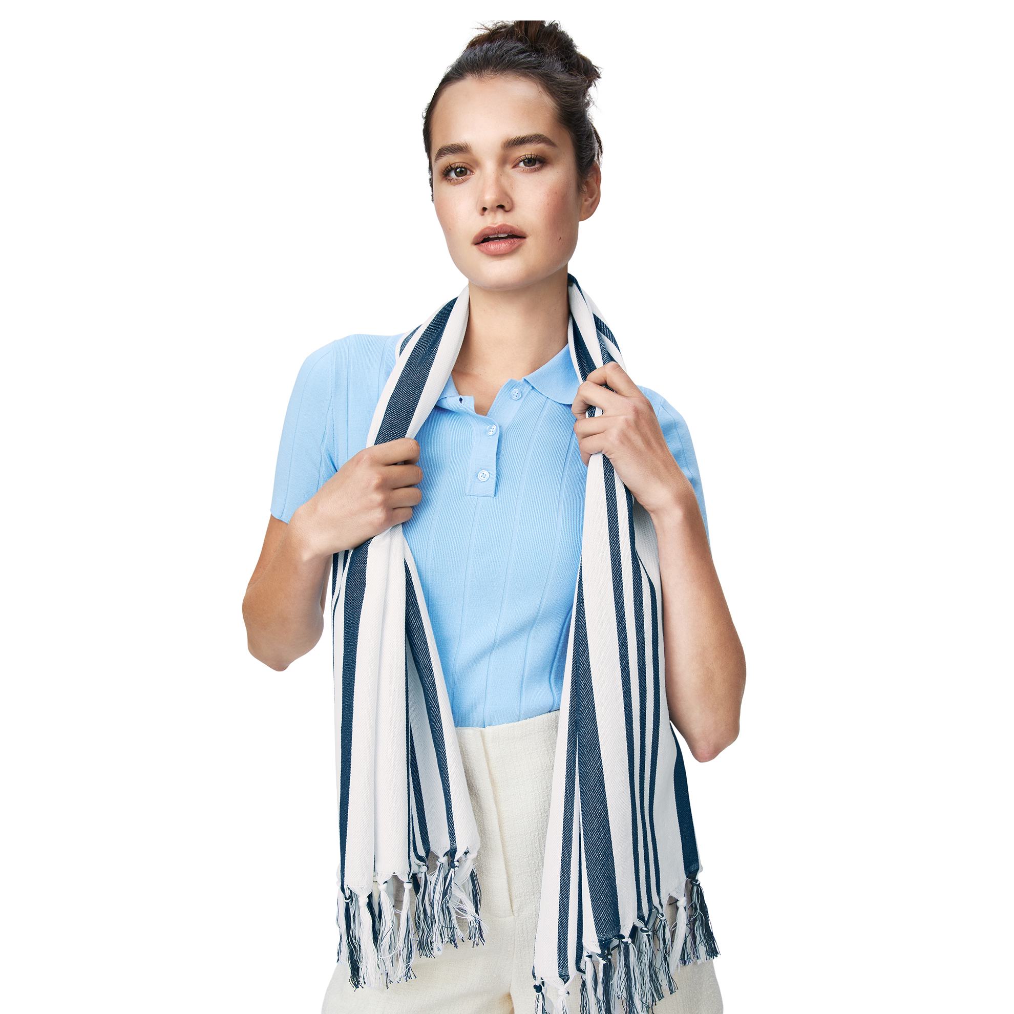 женщина с шарфом на шее