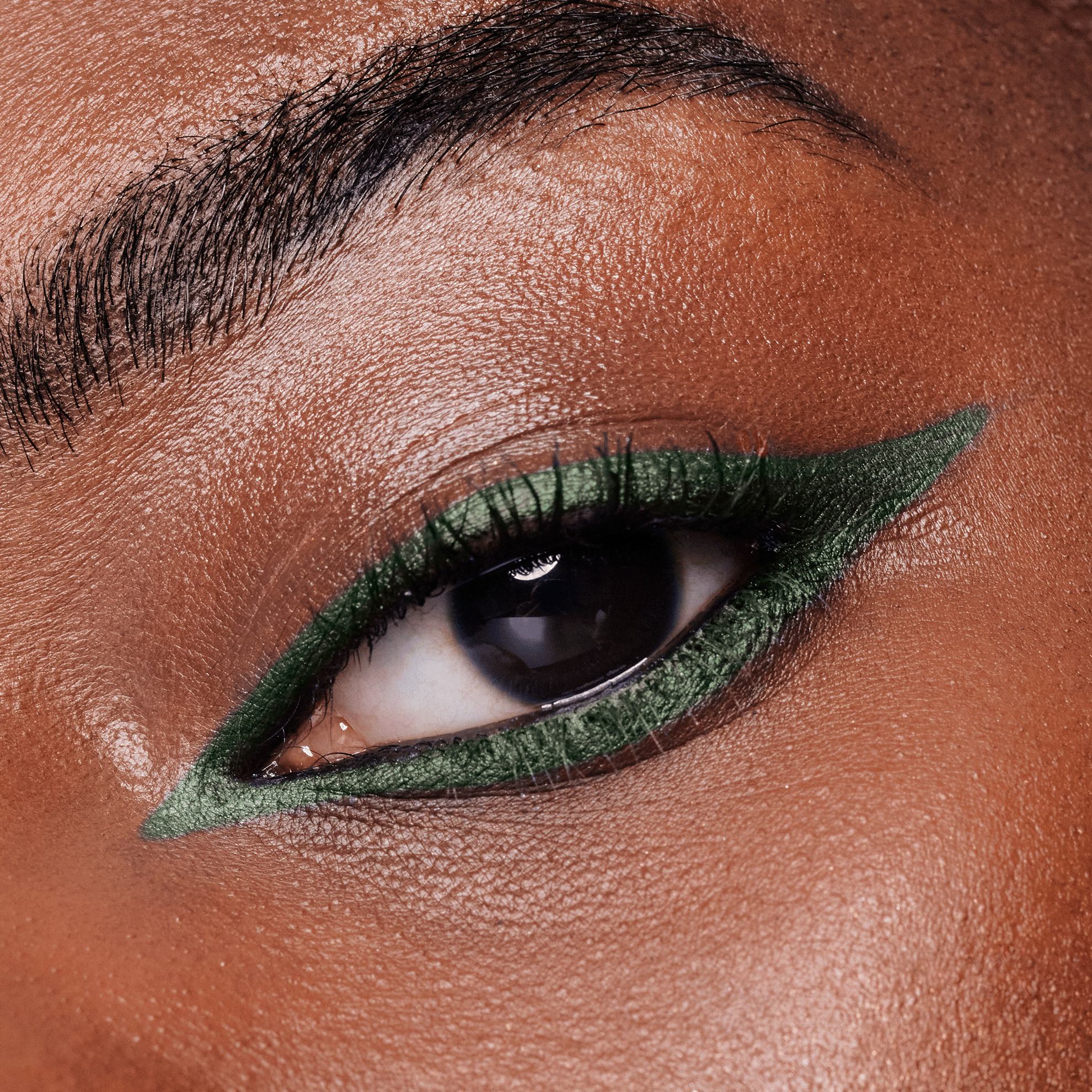 bir kadının gözünün yakın çekimi