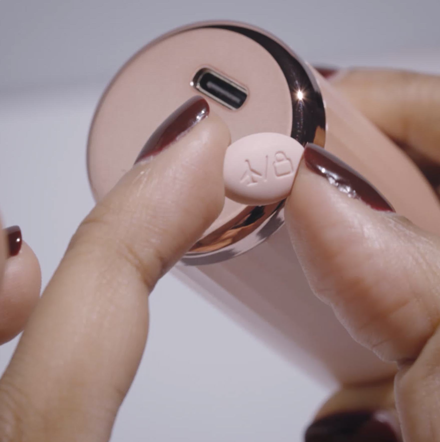 pilleriä pitävä henkilö