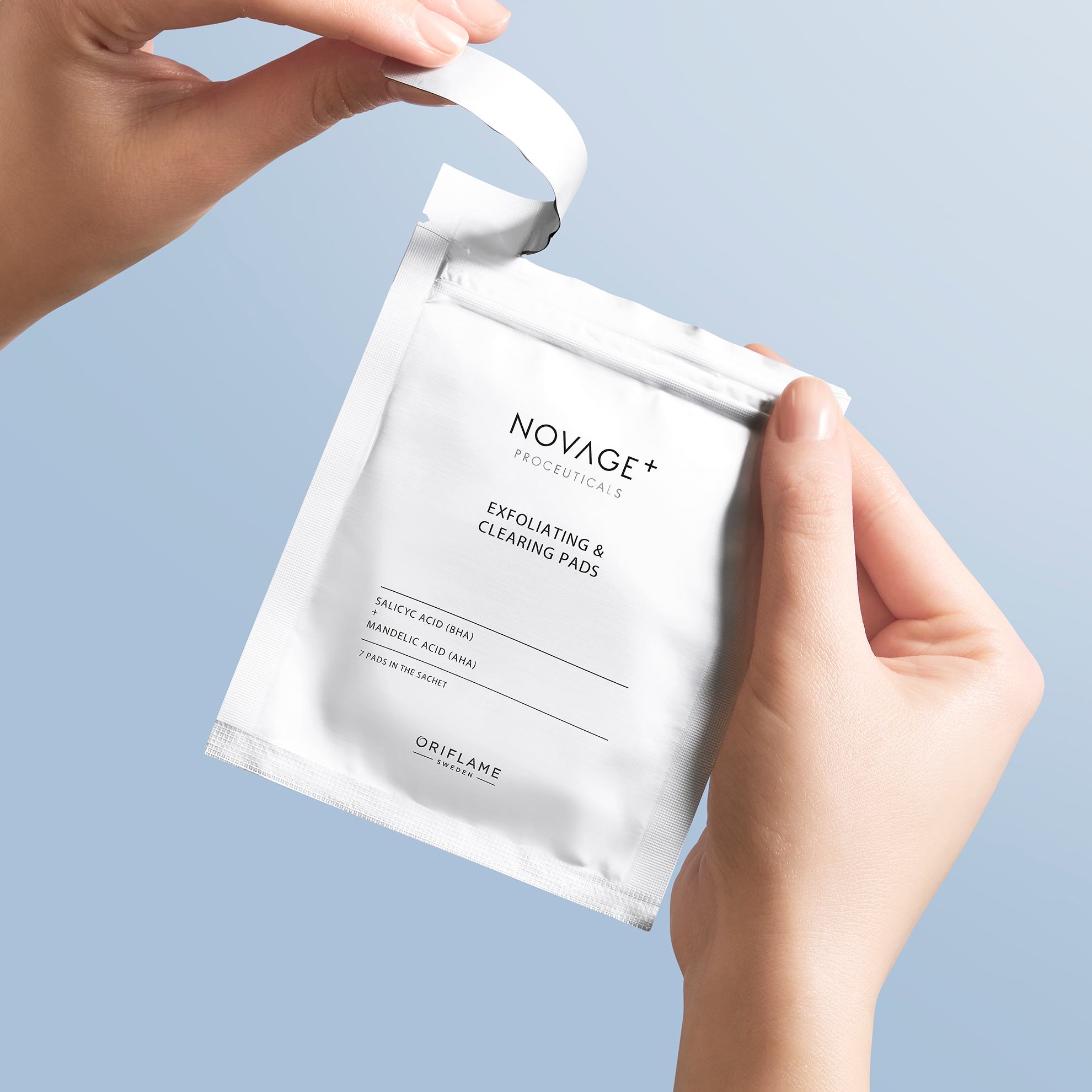 cilvēks, kurš tur mazā balta iepakojumā