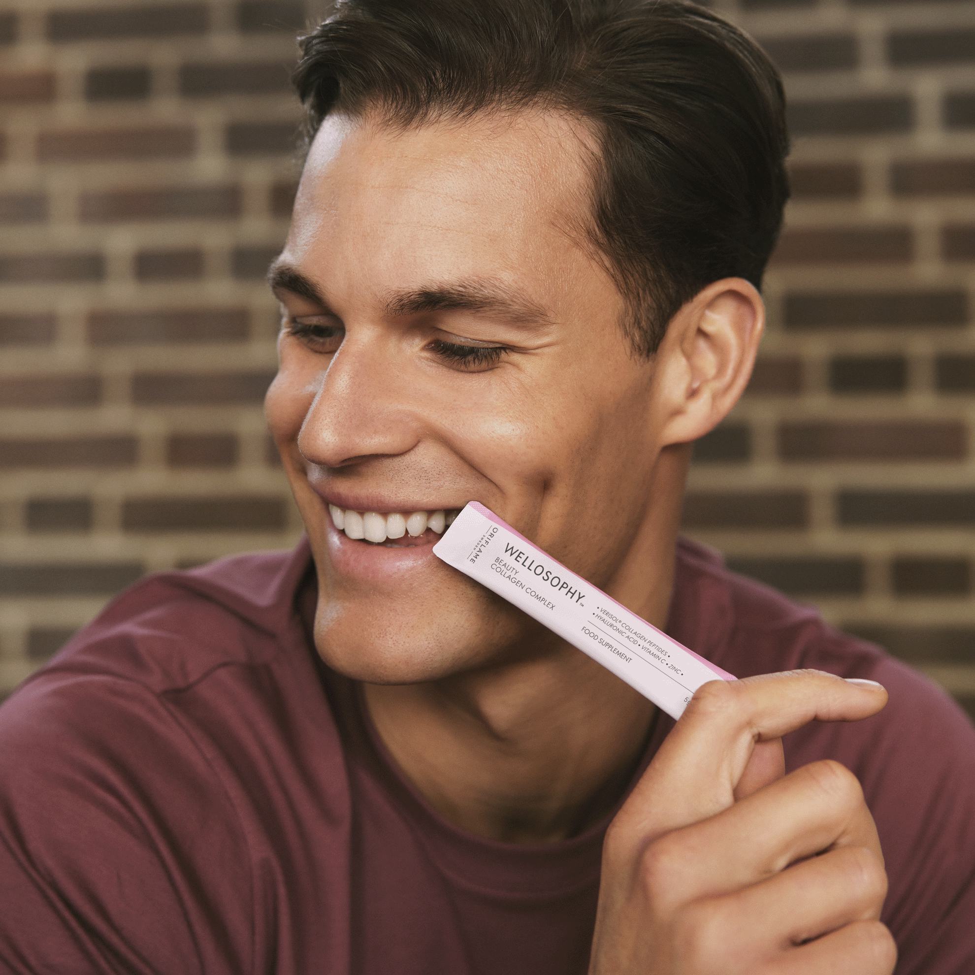 vīrietis, kurš tur nūju pie mutes