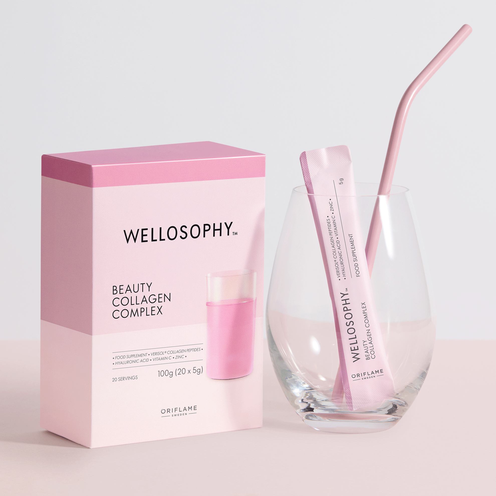 stiklinė su šiaudeliu