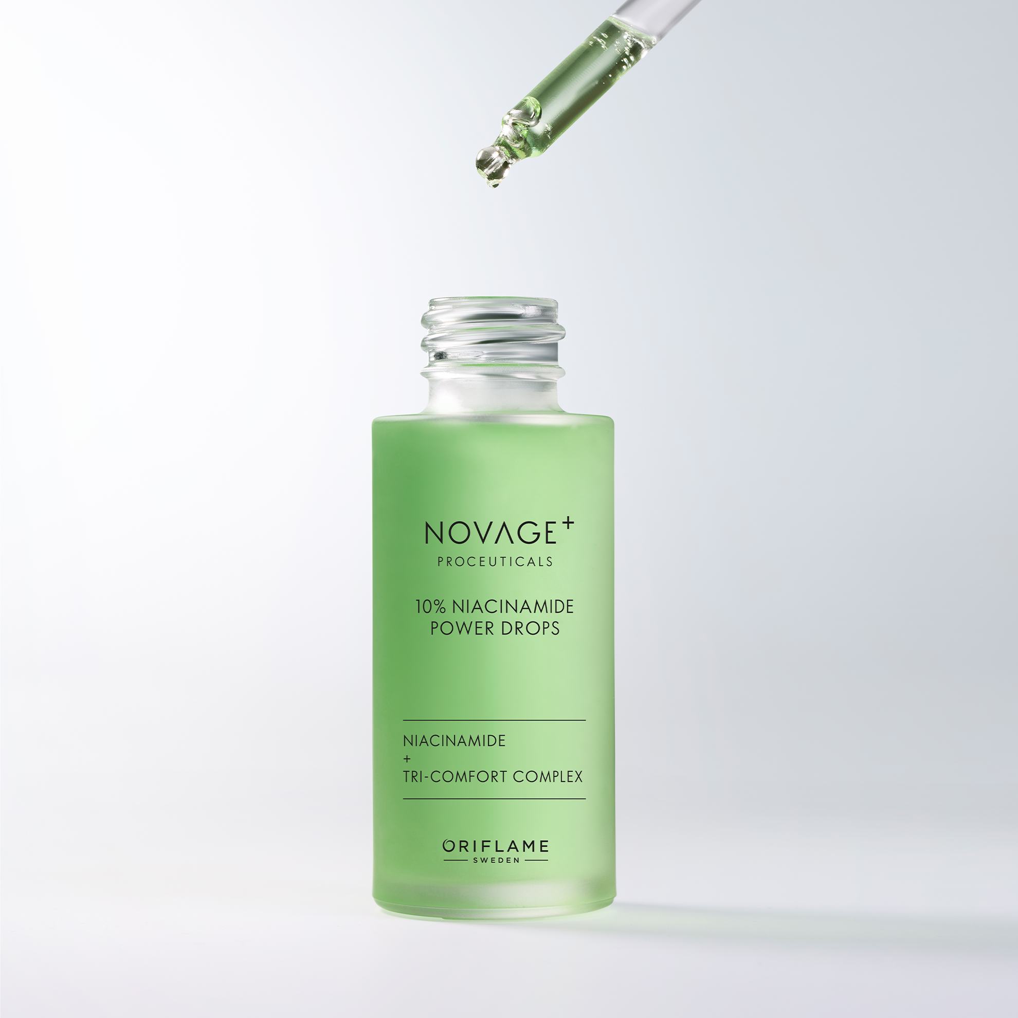 zaļš šķidrums, ko ielej mazā pudelē