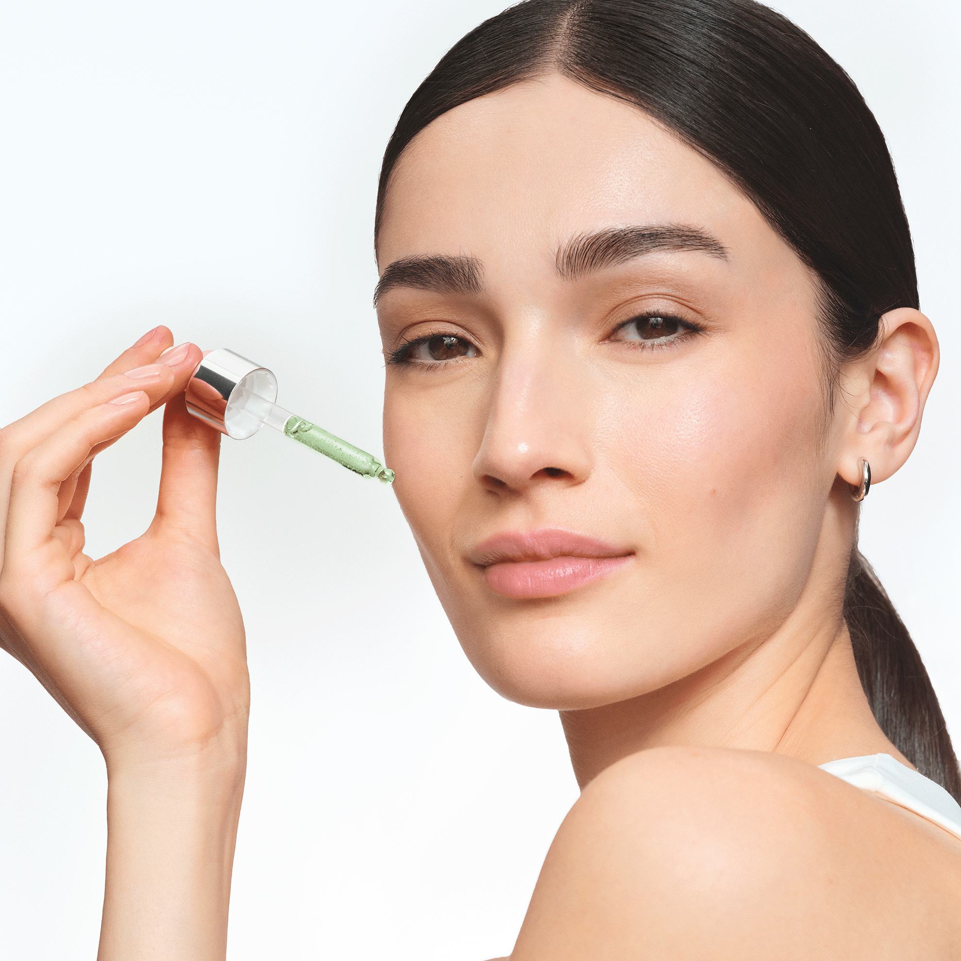 moteris, laikanti lašintuvą