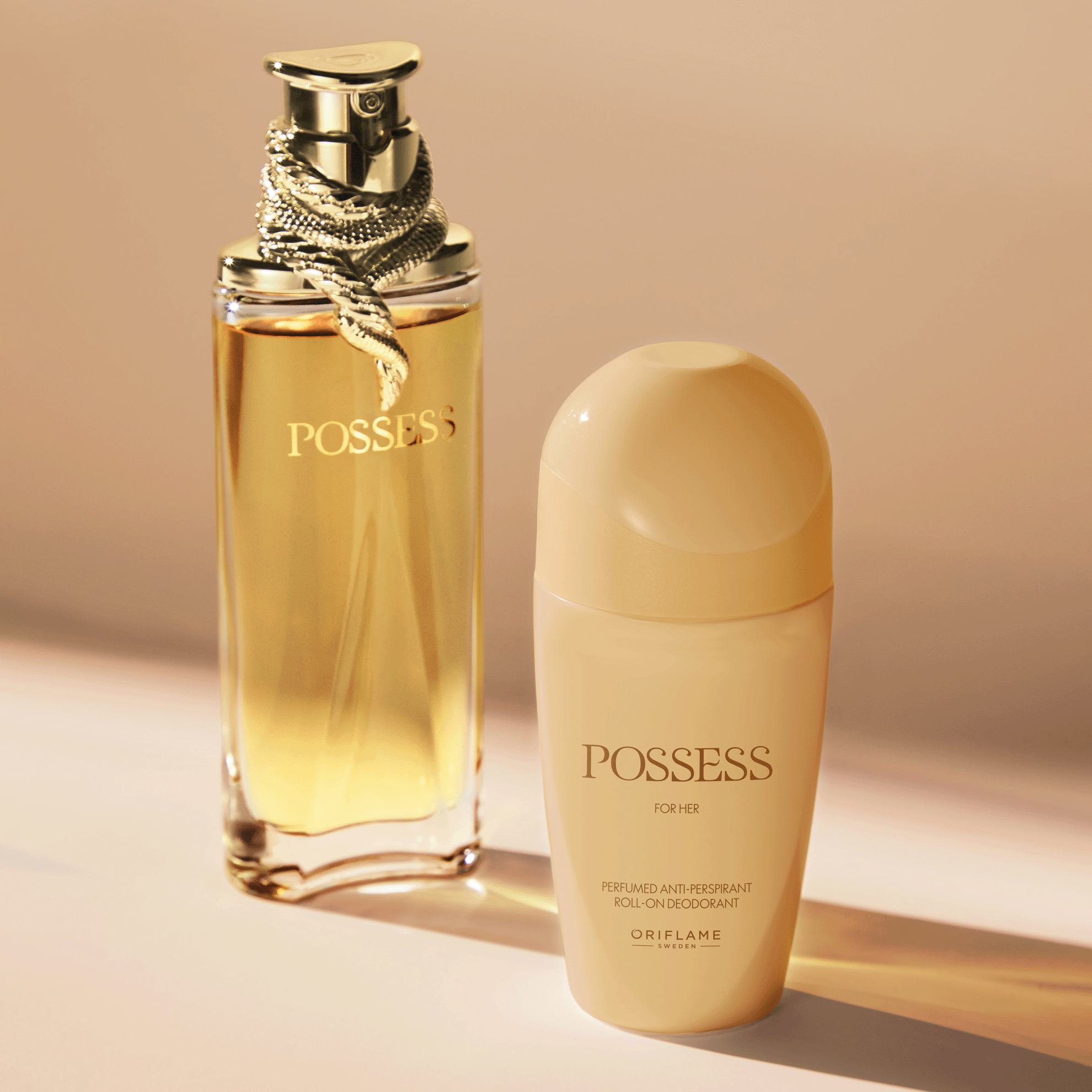 een flesje parfum naast een flesje deodorant