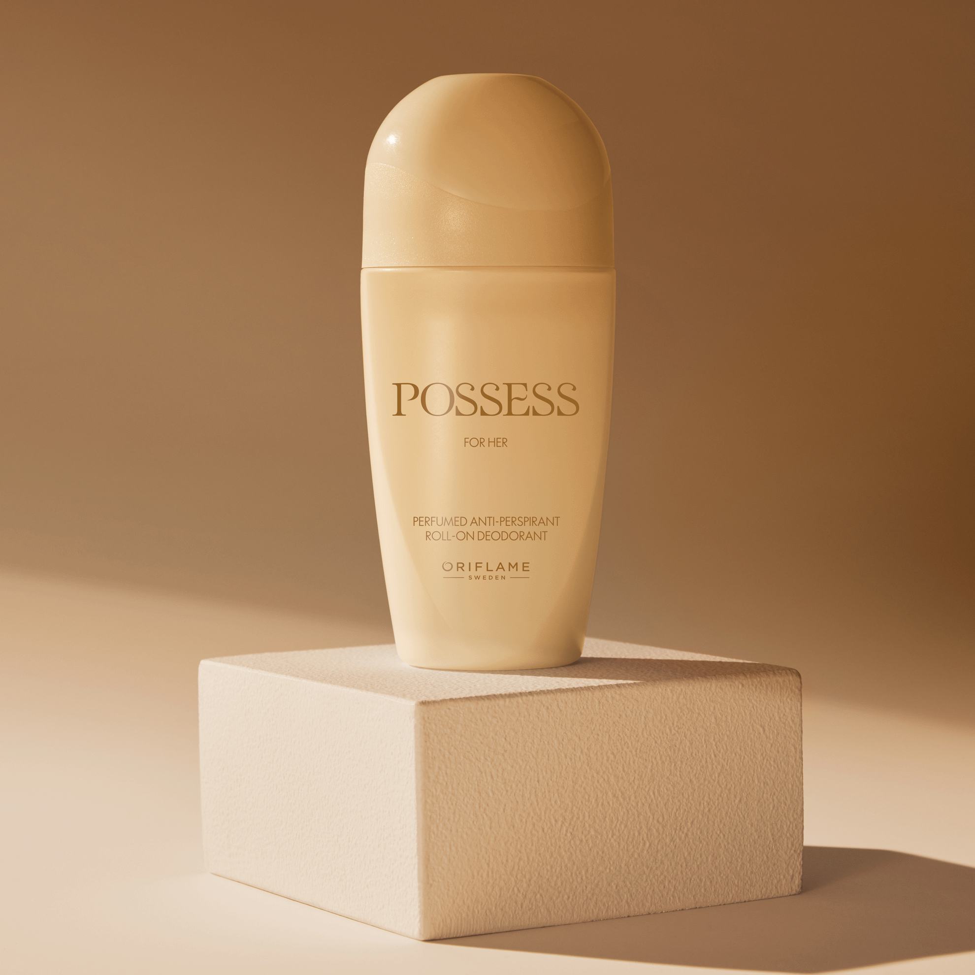 een crèmeflesje op een wit blok