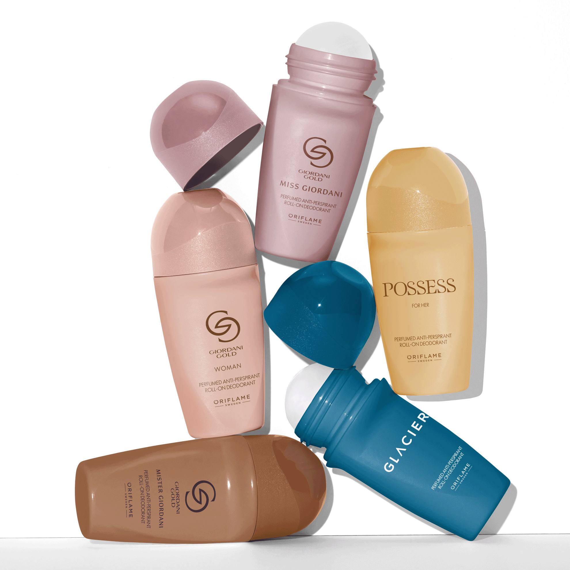 een groep deodorants op een witte achtergrond