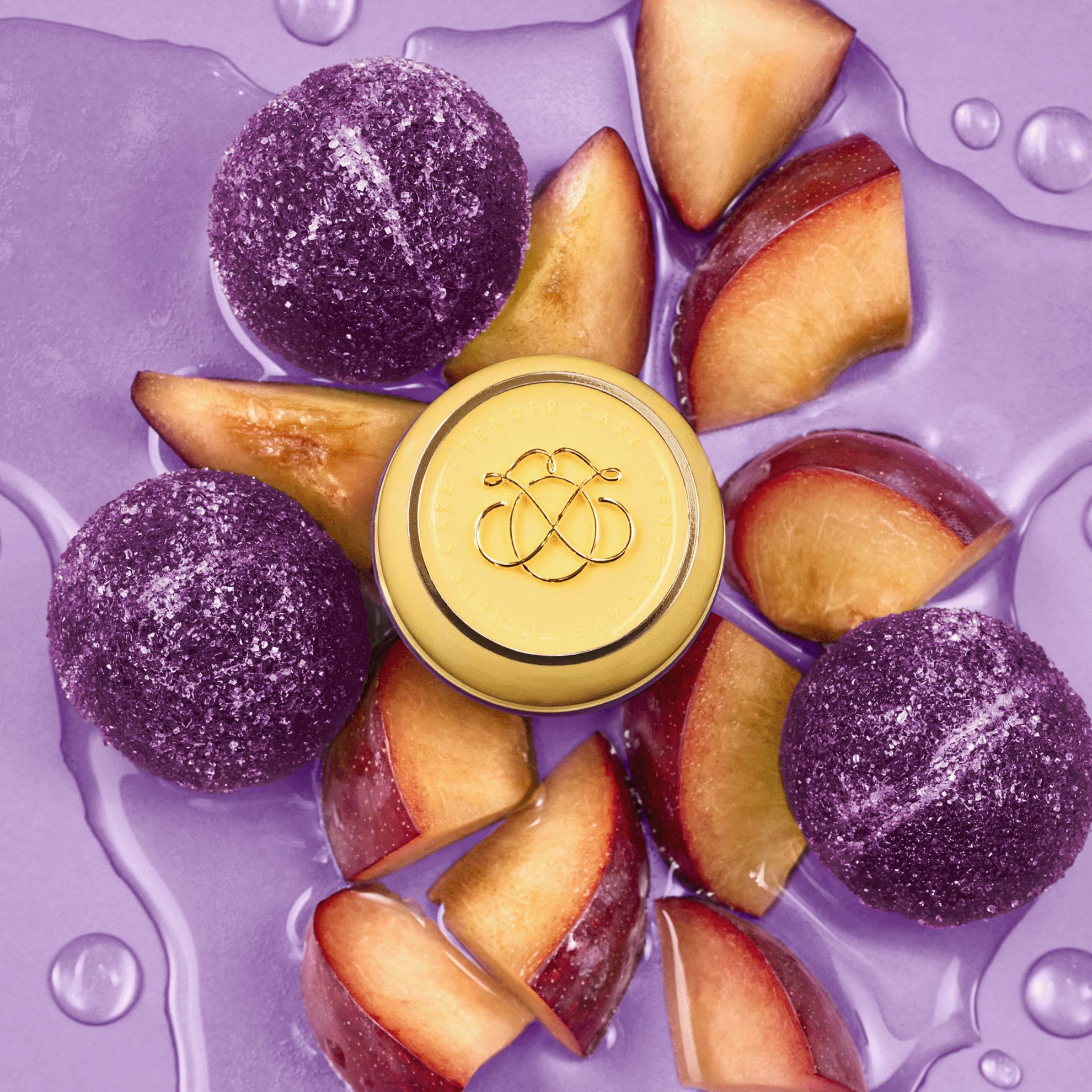 un grup de felii de fructe violet și un capac galben