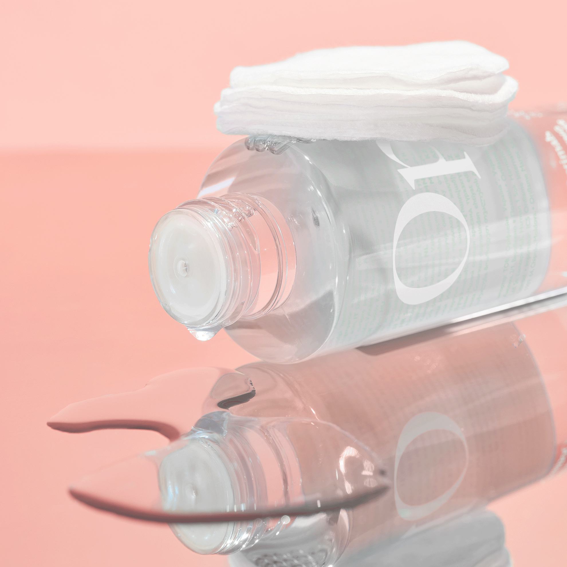 o sticlă cu lichid cu un tampon de bumbac deasupra