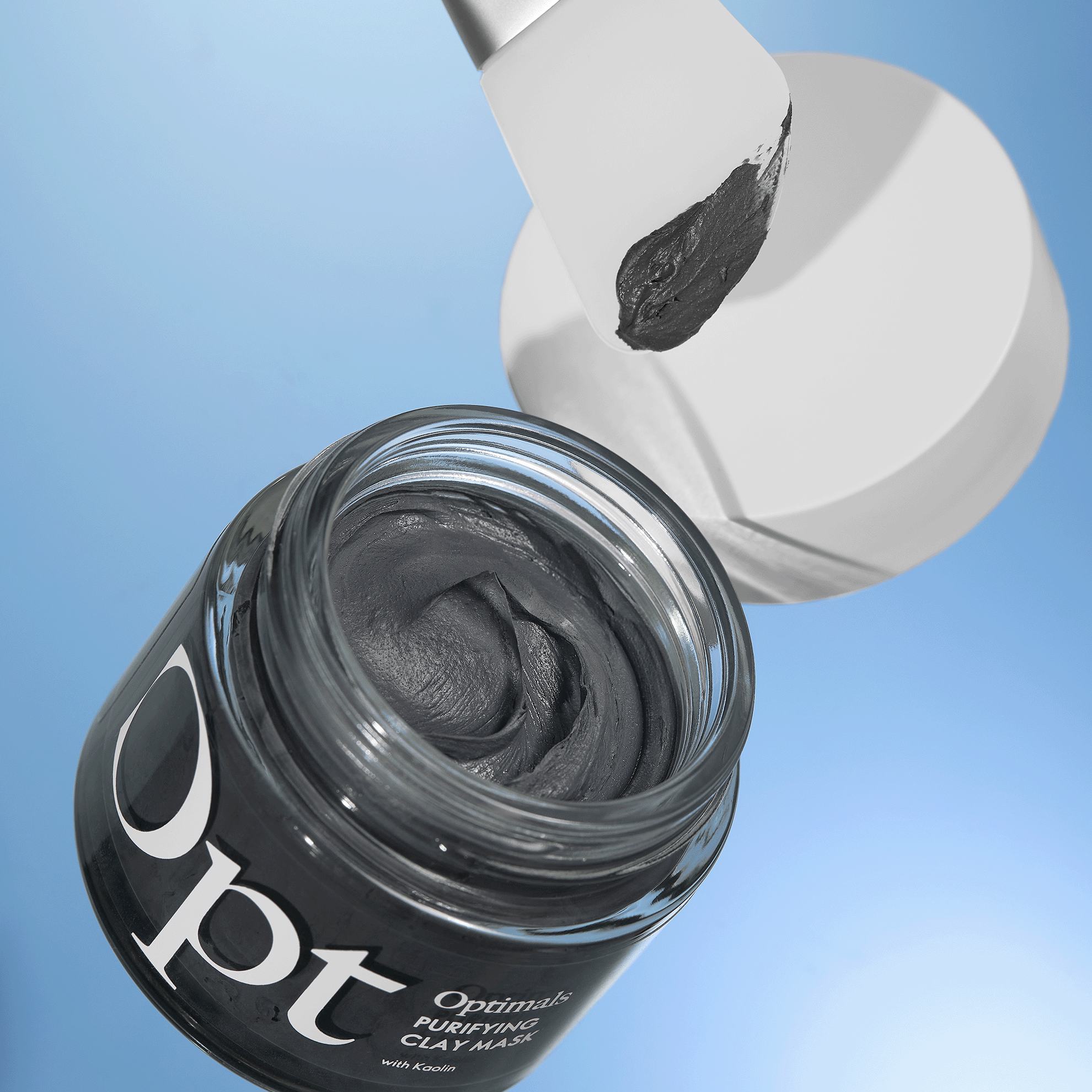 μια μαύρη μάσκα προσώπου σε βάζο