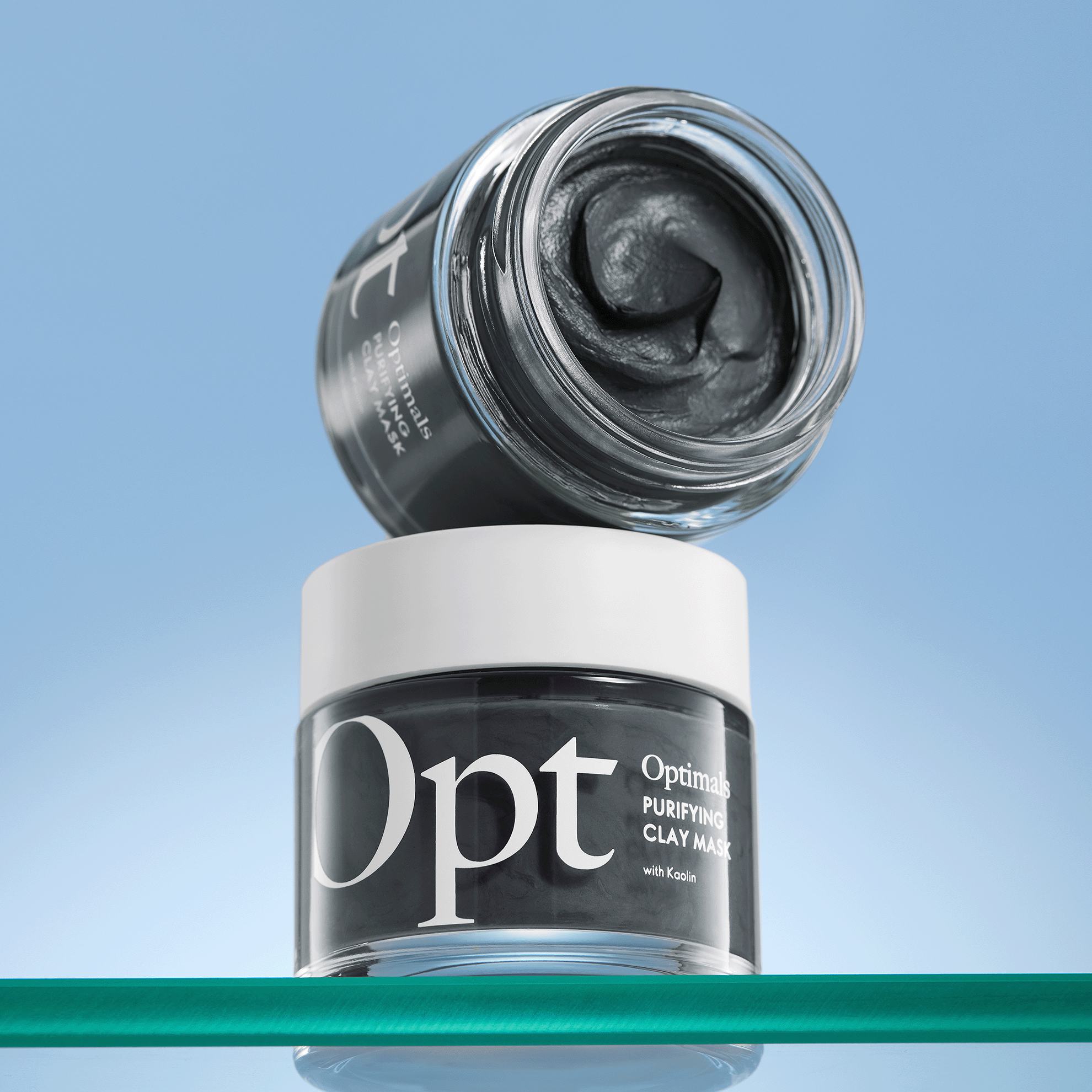 μια μαύρη μάσκα προσώπου πάνω σε ένα γυάλινο βάζο