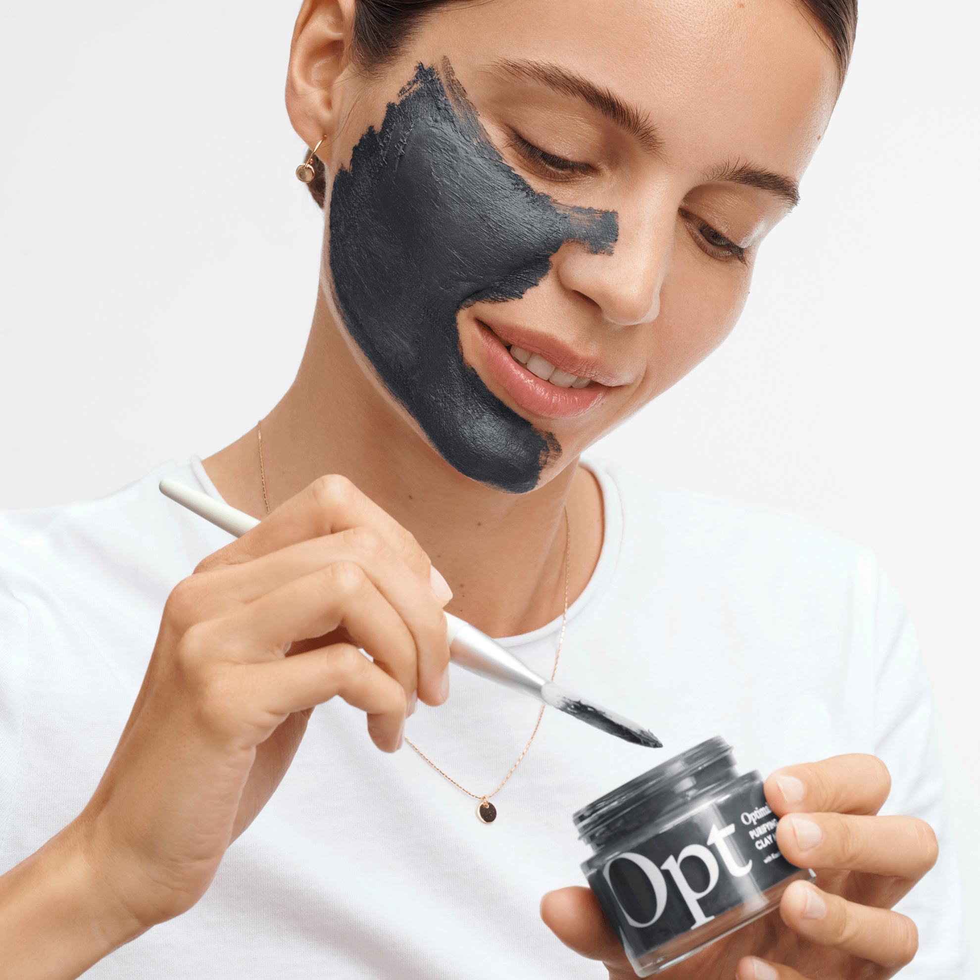 μια γυναίκα με μαύρη μάσκα στο πρόσωπό της