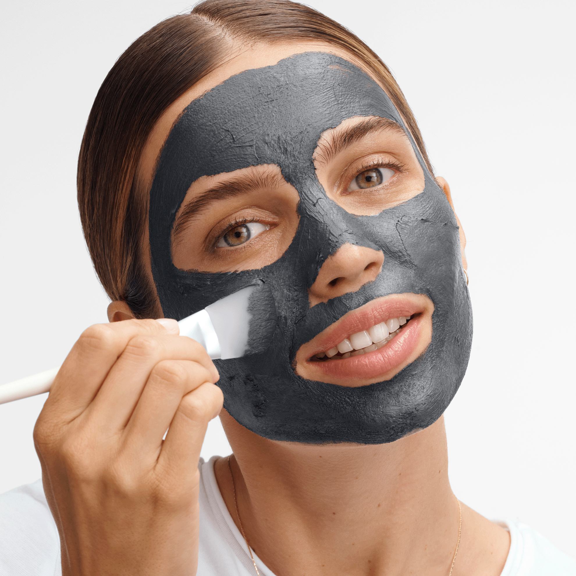 μια γυναίκα με μαύρη μάσκα στο πρόσωπό της