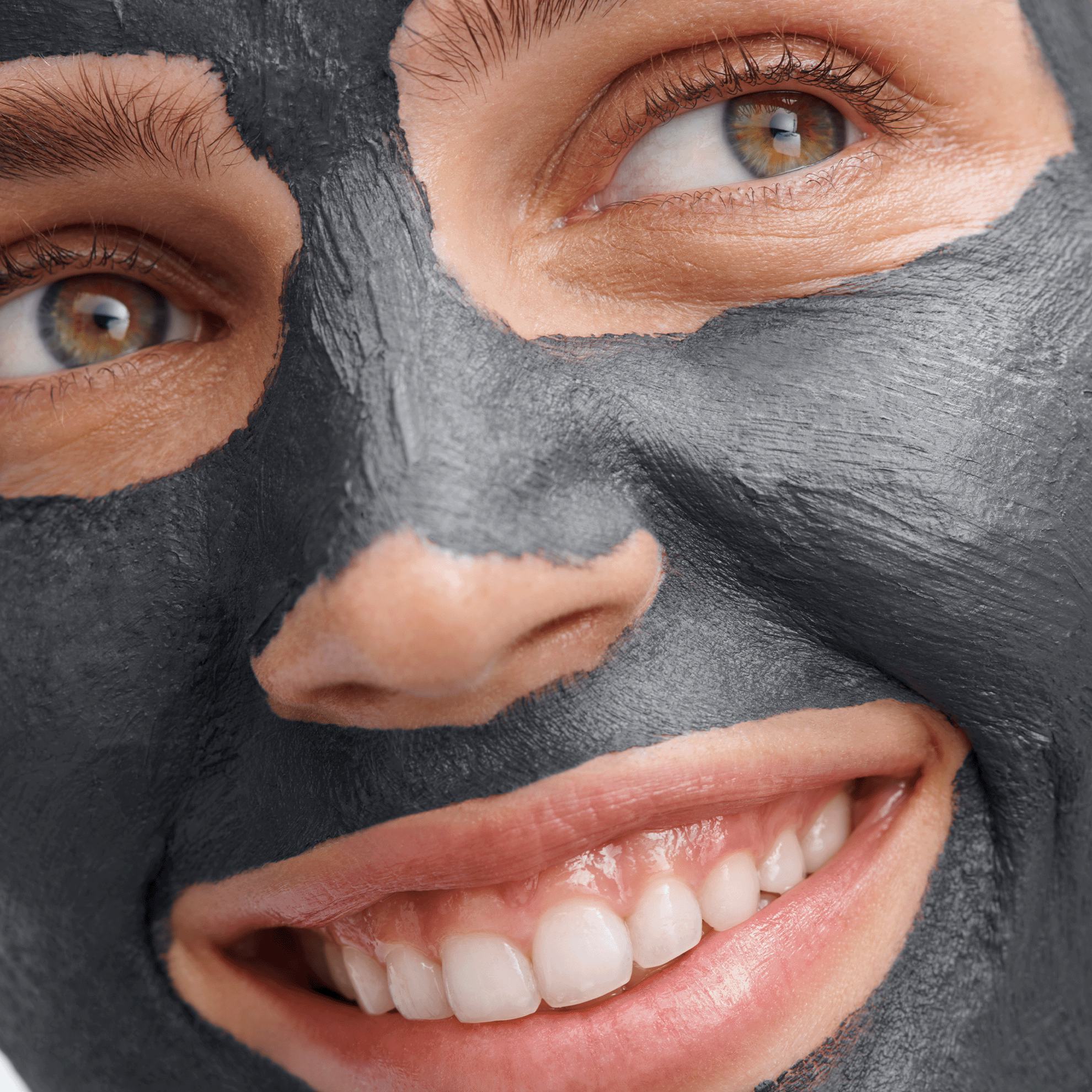 μια γυναίκα με μαύρη μάσκα στο πρόσωπό της