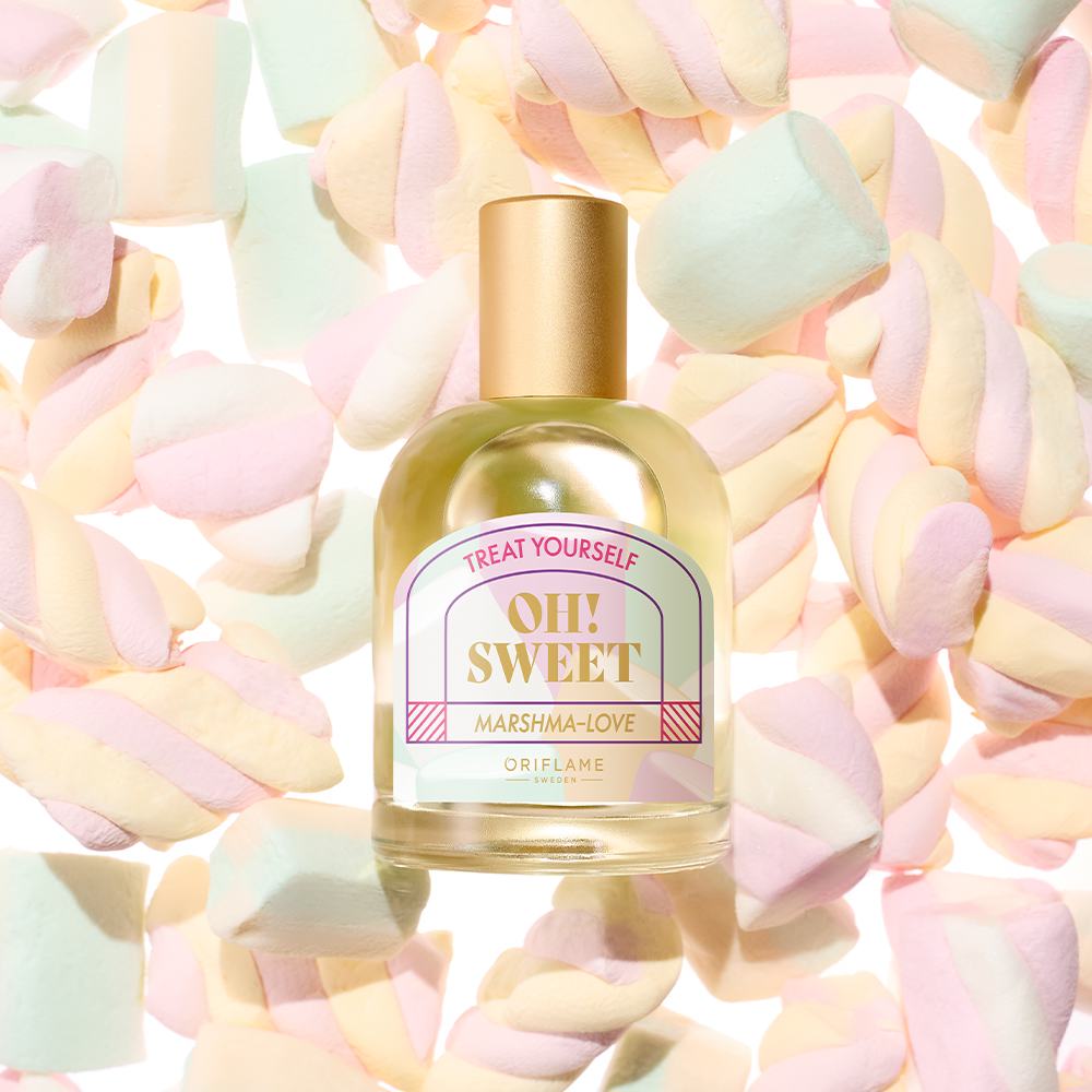 een flesje parfum op een stapel marshmallows