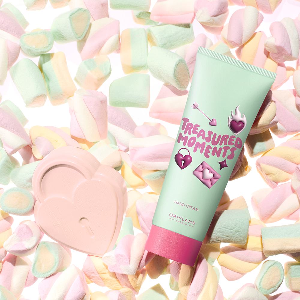 um tubo de creme rosa e verde ao lado de uma caixa rosa em forma de coração