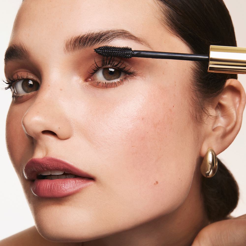egy nő szempillaspirált visz fel a szempilláira