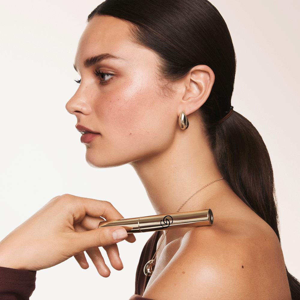 egy nő tollal a vállán