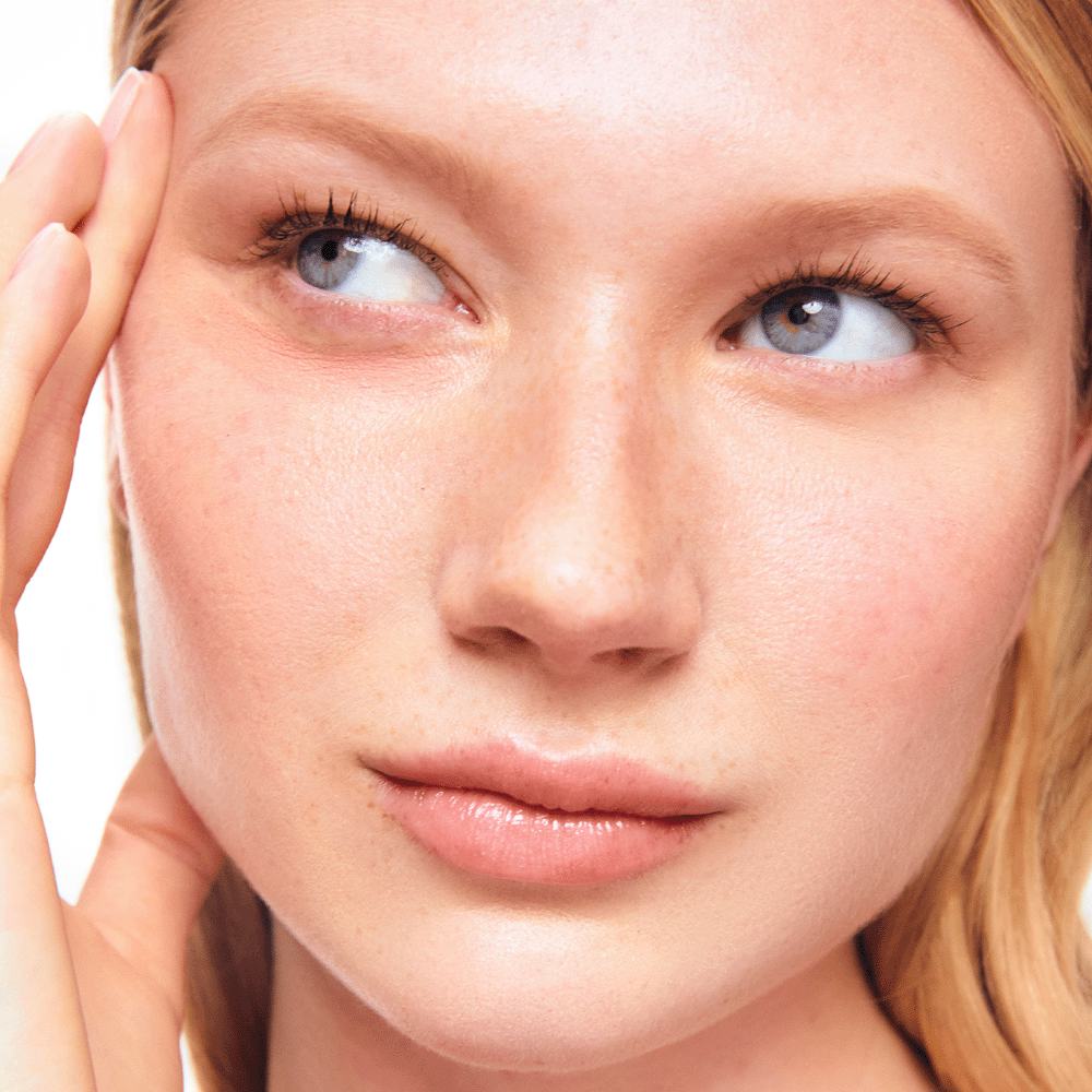 žena koja dodiruje lice