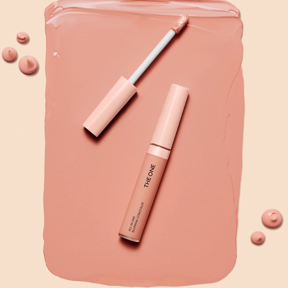 sjaj za usne na ružičastoj površini