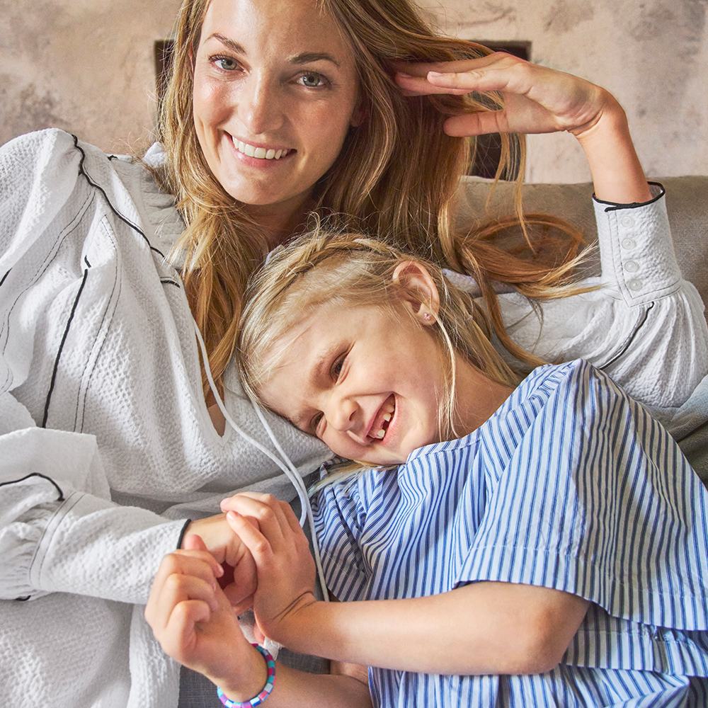 kanepede oturan bir kadın ve bir çocuk