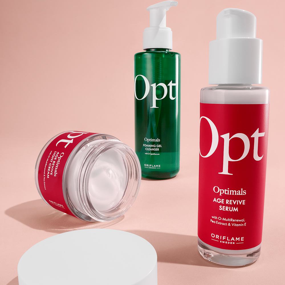 skupina stekleničk kreme in kozarec