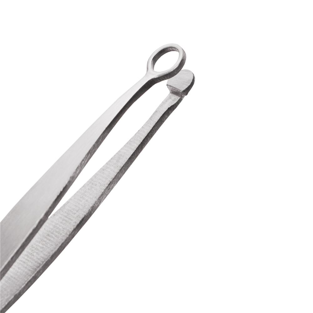 Detailní záběr pinzety