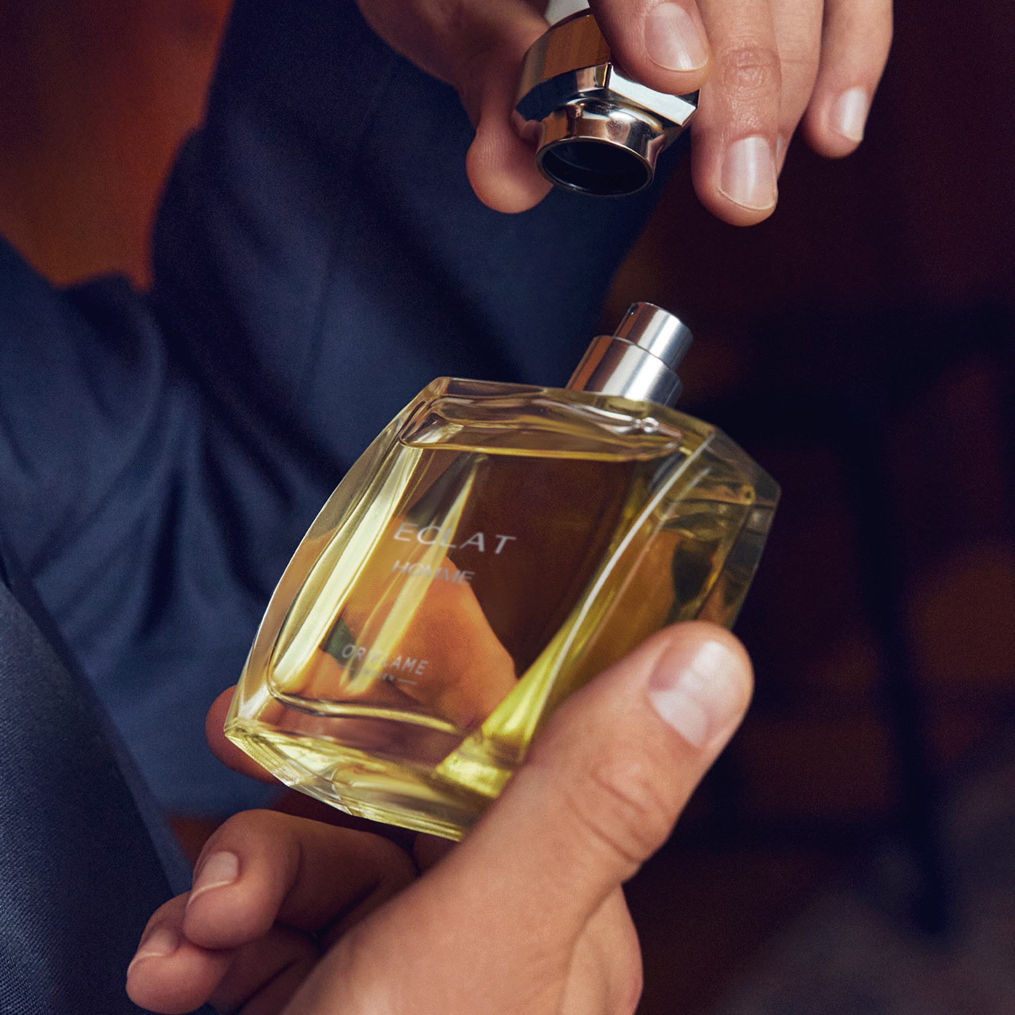 une personne tenant un flacon de parfum