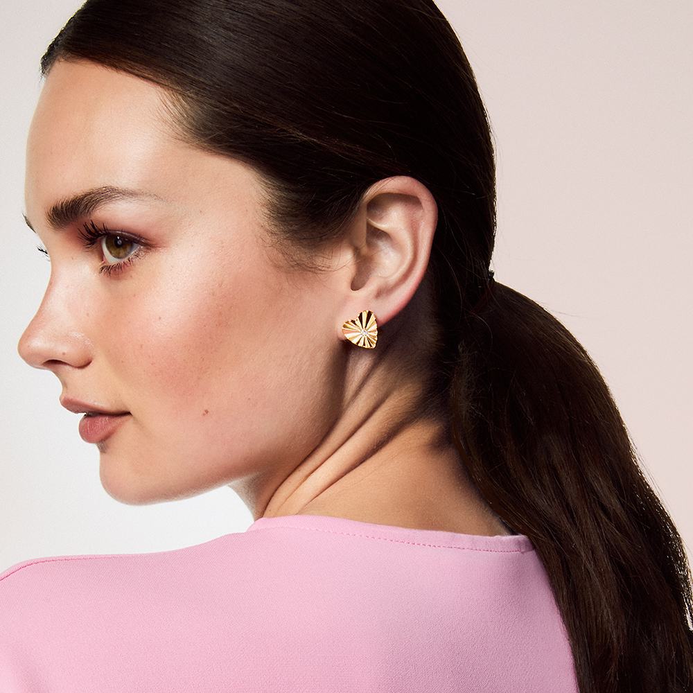 Žena s culíkem v růžovém tričku.