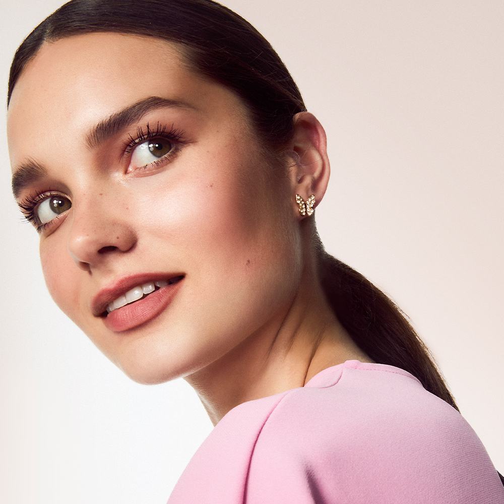 Žena, která se dívá do strany