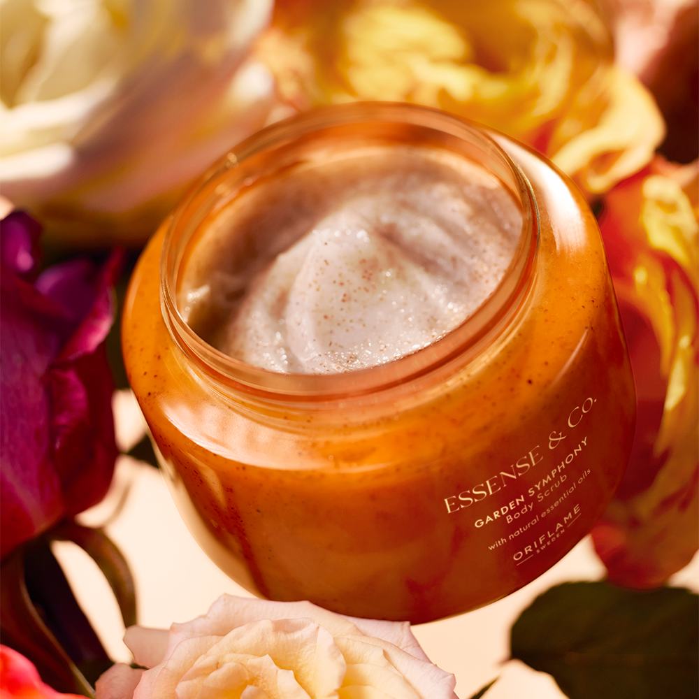 un borcan de cremă de față înconjurat de flori