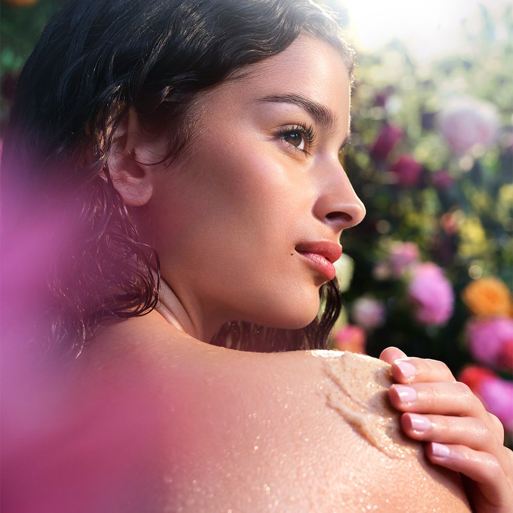 o femeie cu părul ud ținându-se de umăr