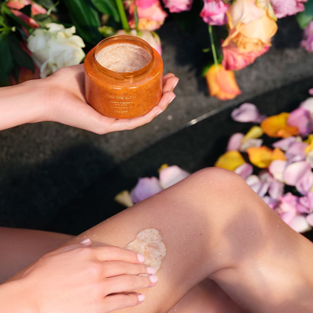 o persoană care aplică un exfoliant corporal pe picior