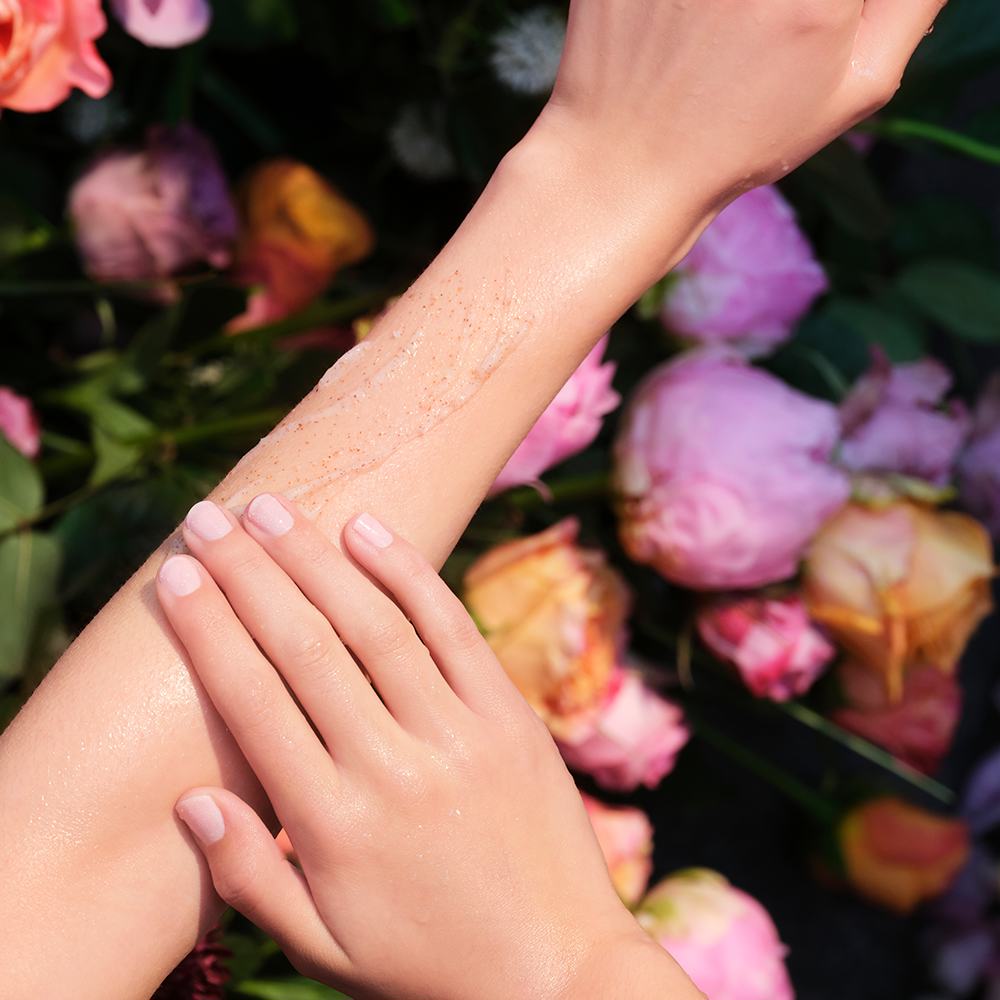 o persoană care aplică o loțiune pe braț