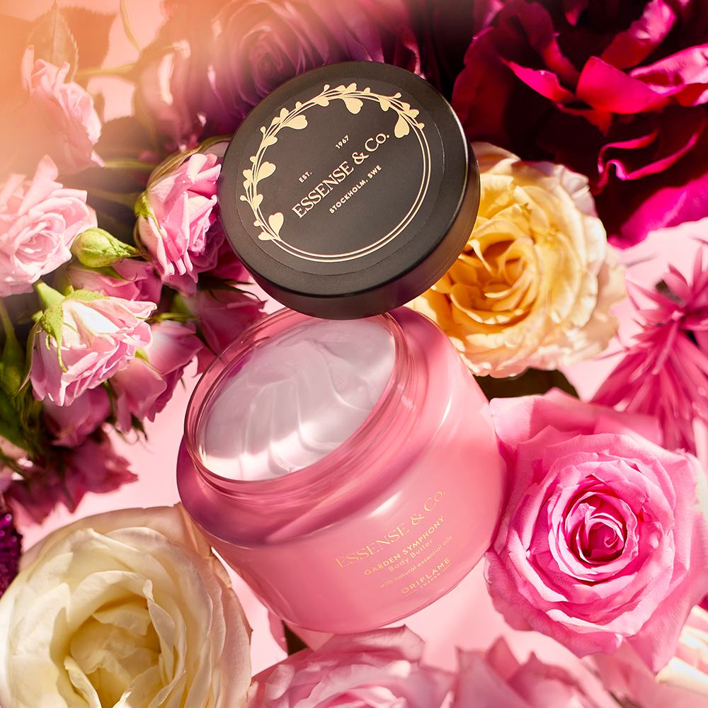 бурканче с крем на розов фон с цветя