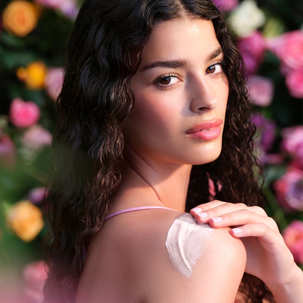 жена с лосион на рамото